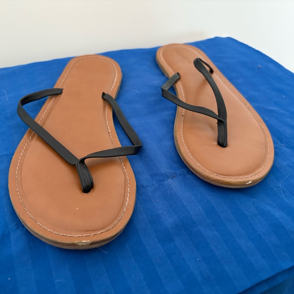 Universal Thread Black and Tan Sandals